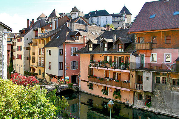 Immobilier Annecy : investir dans le neuf ou dans l’ancien ?